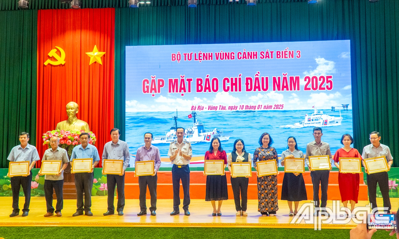 Đại tá Lê Văn Tú, Chính ủy Bộ Tư lệnh Vùng Cảnh sát biển 3 trao Bằng khen của Chính ủy Cảnh Sát biển Việt Nam cho các tập thể, cá nhân có thành tích xuất sắc trong công tác phối hợp tuyên truyền biển, đảo và lực lượng Cảnh sát biển Việt Nam năm 2024.