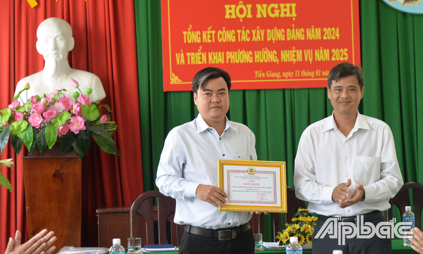 Khen thưởng chi uỷ hoàn thành xuất sắc nhiệm vụ.