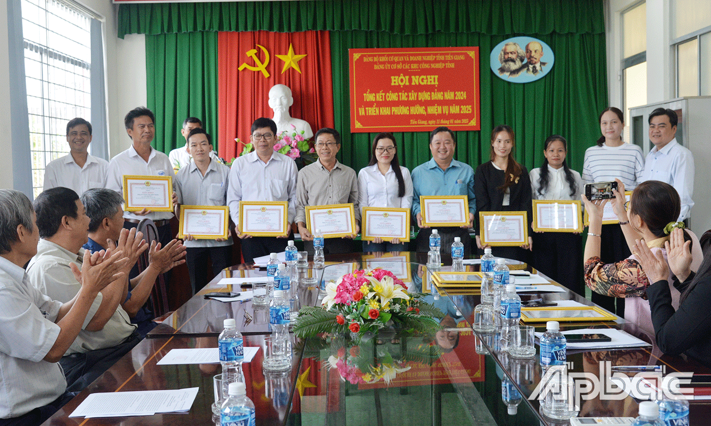 Khen thưởng đảng viên hoàn thành xuất sắc nhiệm vụ.