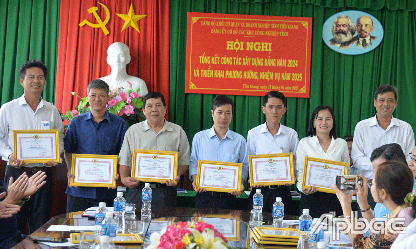 Khen thưởng tập thể, cá nhân thực hiện tốt Chỉ thị 05.
