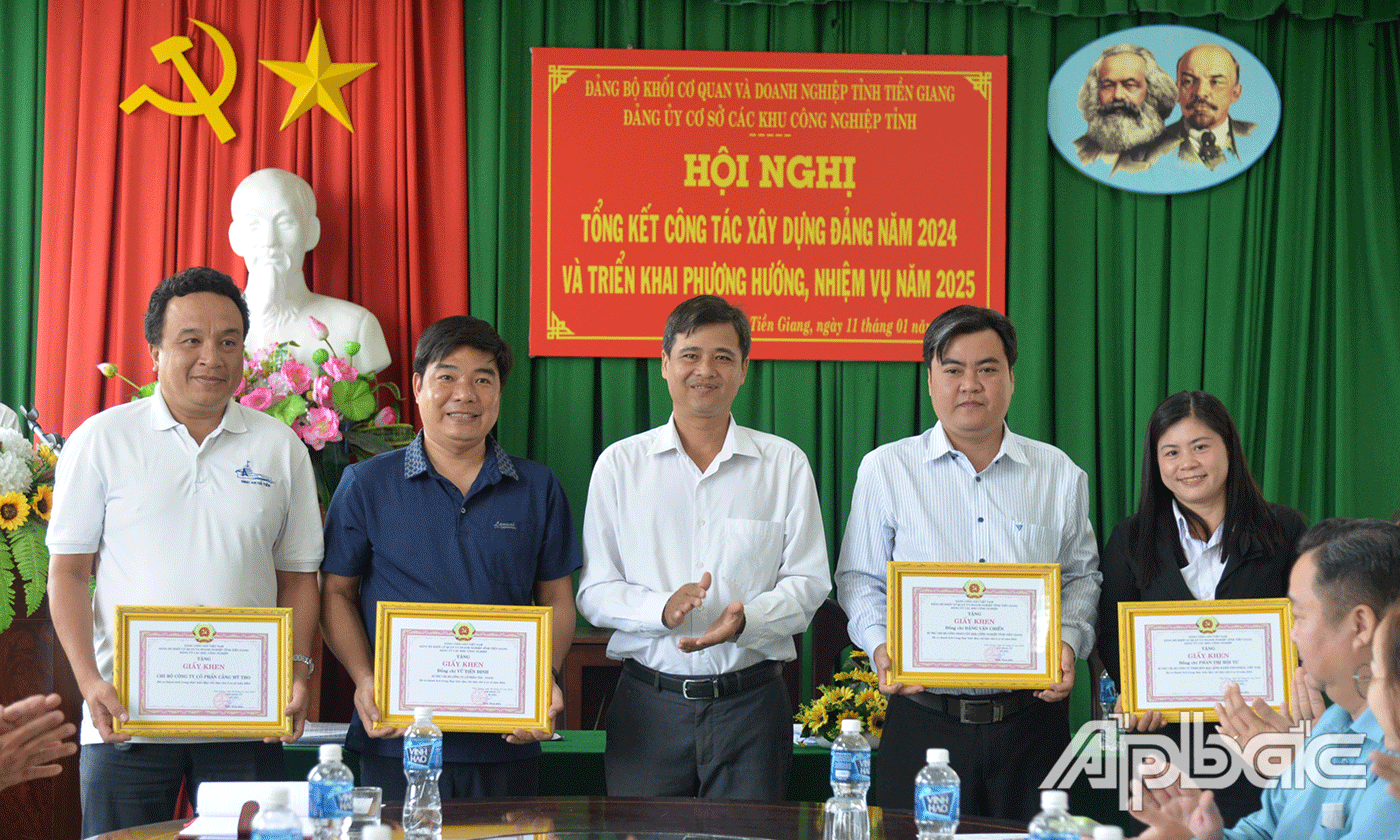 Khen thưởng các tập thể có thành tích thực hiện Quy chế dân chủ cơ sở.