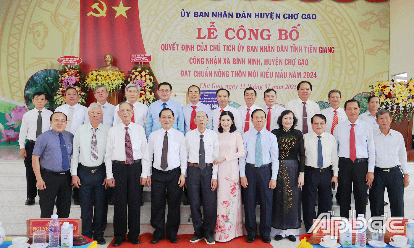 Đại biểu chụp ảnh lưu niệm.