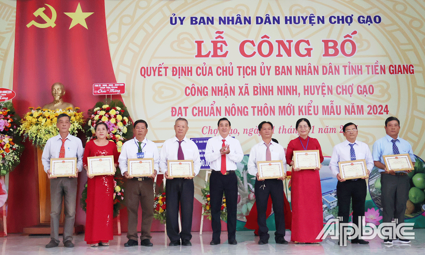 Khen thưởg cho các tập thể, cá nhân.