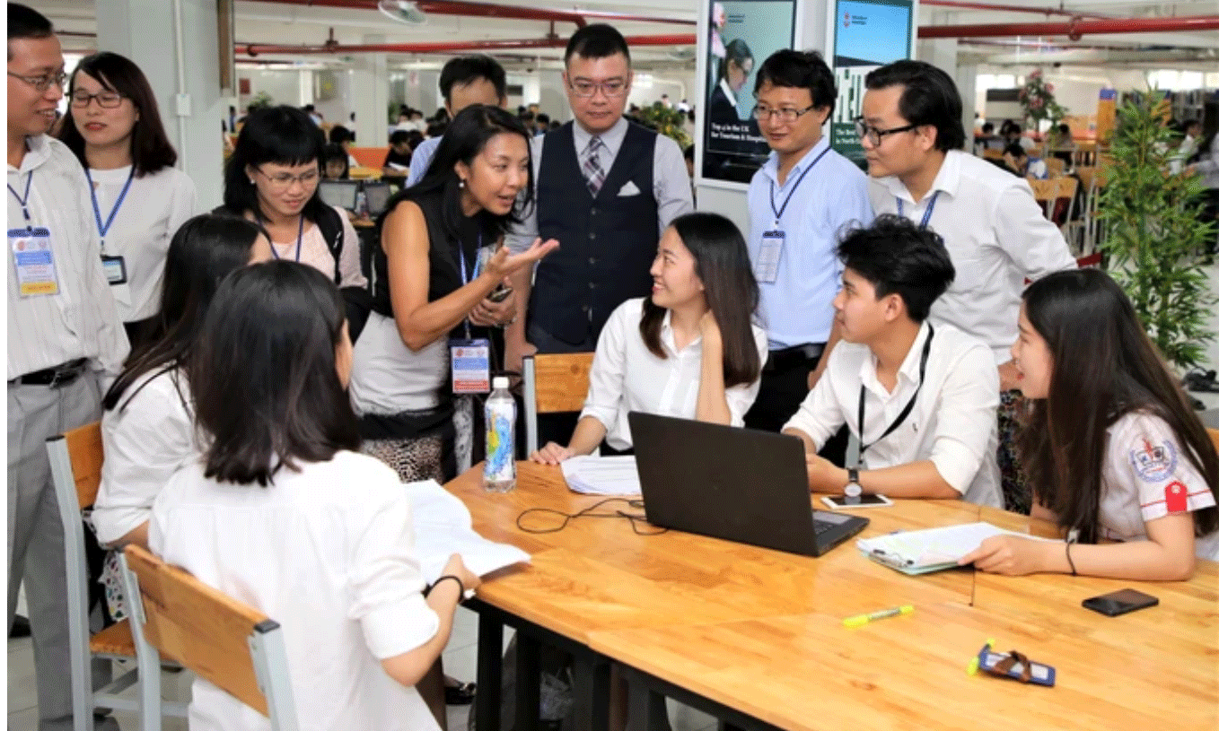 Các chuyên gia kiểm định của AUN-QA thực hiện khảo sát với sinh viên Trường ĐH Sư phạm Kỹ thuật TPHCM. Ảnh: THANH HÙNG 
