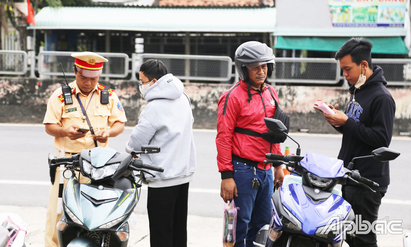 Lực lượng CSGT Công an tỉnh Tiền Giang quyết liệt xử lý vi phạm giao thông.
