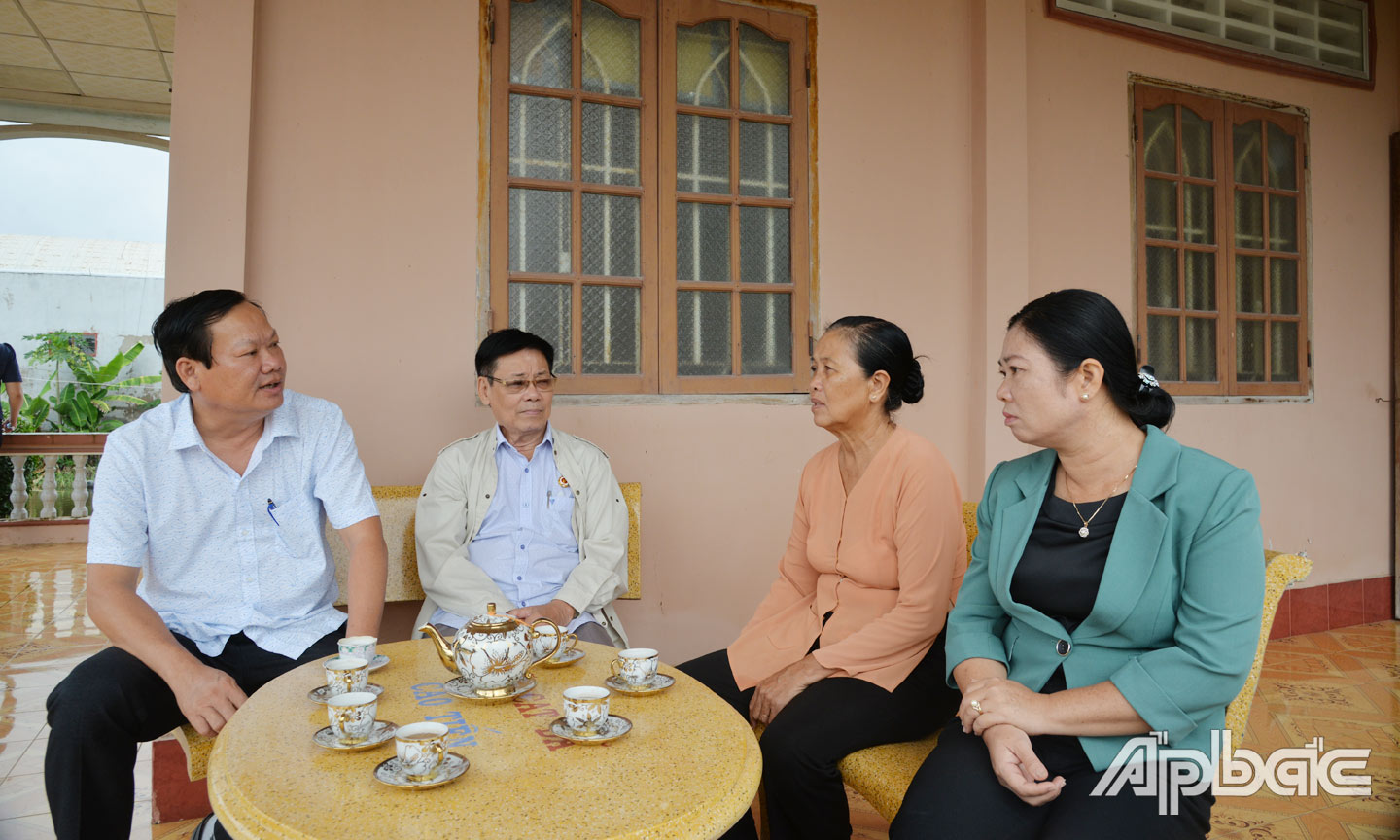  Đồng chí Nguyễn Hữu Lợi, Phó Chủ tịch HĐND tỉnh cùng lãnh đạo một số sở, ngành tỉnh  lắng nghe ý kiến hộ dân tại xã Đồng Sơn còn thiếu nước sạch trong mùa khô và chất lượng nước sinh hoạt chưa đảm bảo quy chuẩn.