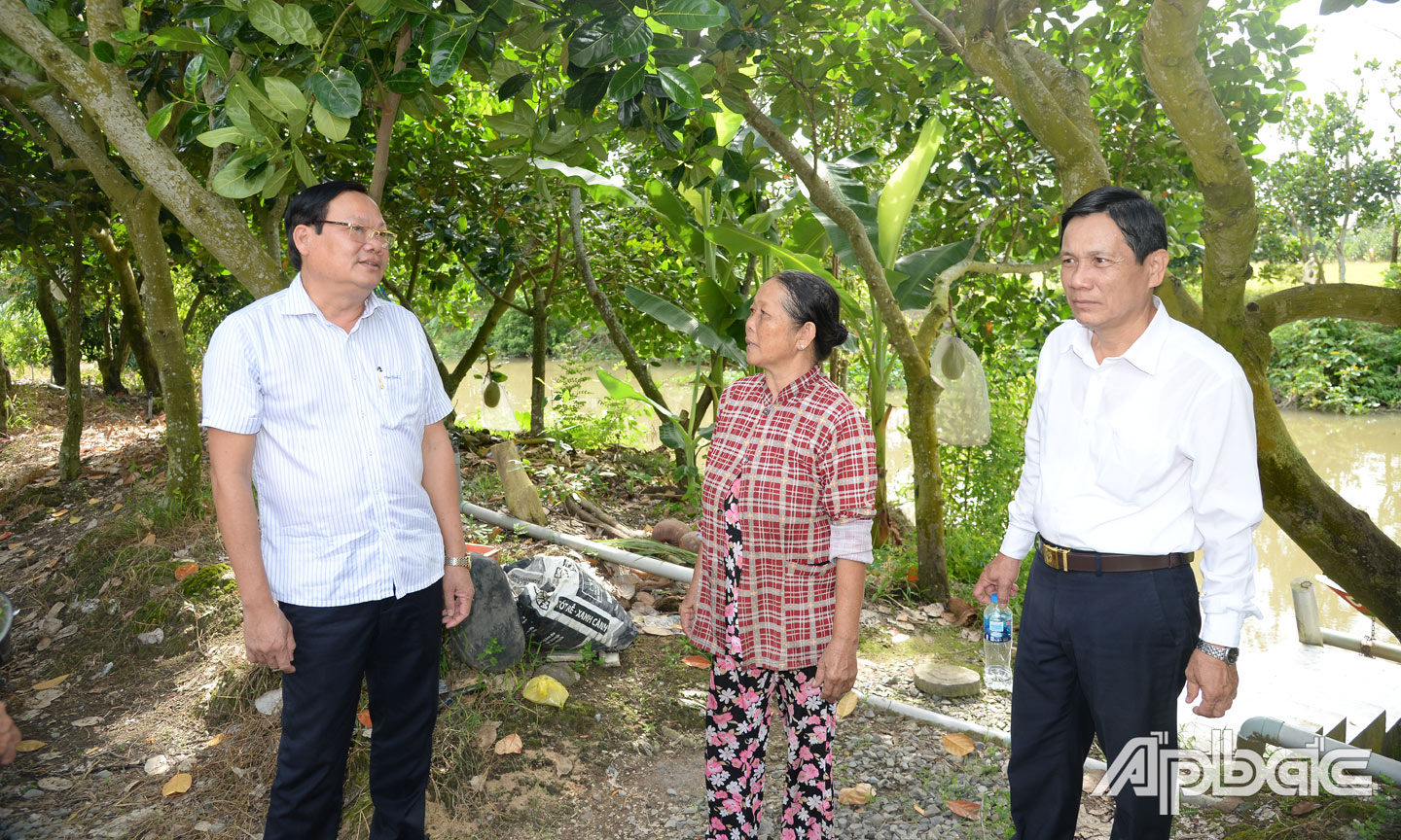 Đoàn giám sát HĐND tỉnh khảo sát thực tế tại nhà hộ dân chưa tiếp cận nguồn nước từ trạm cấp nước tập trung trên địa bàn xã Mỹ Trung, huyện Cái Bè.