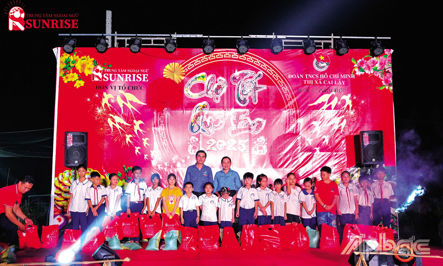 Chương trình “Chợ tết quê em” trao quà cho học sinh có hoàn cảnh khó khăn.
