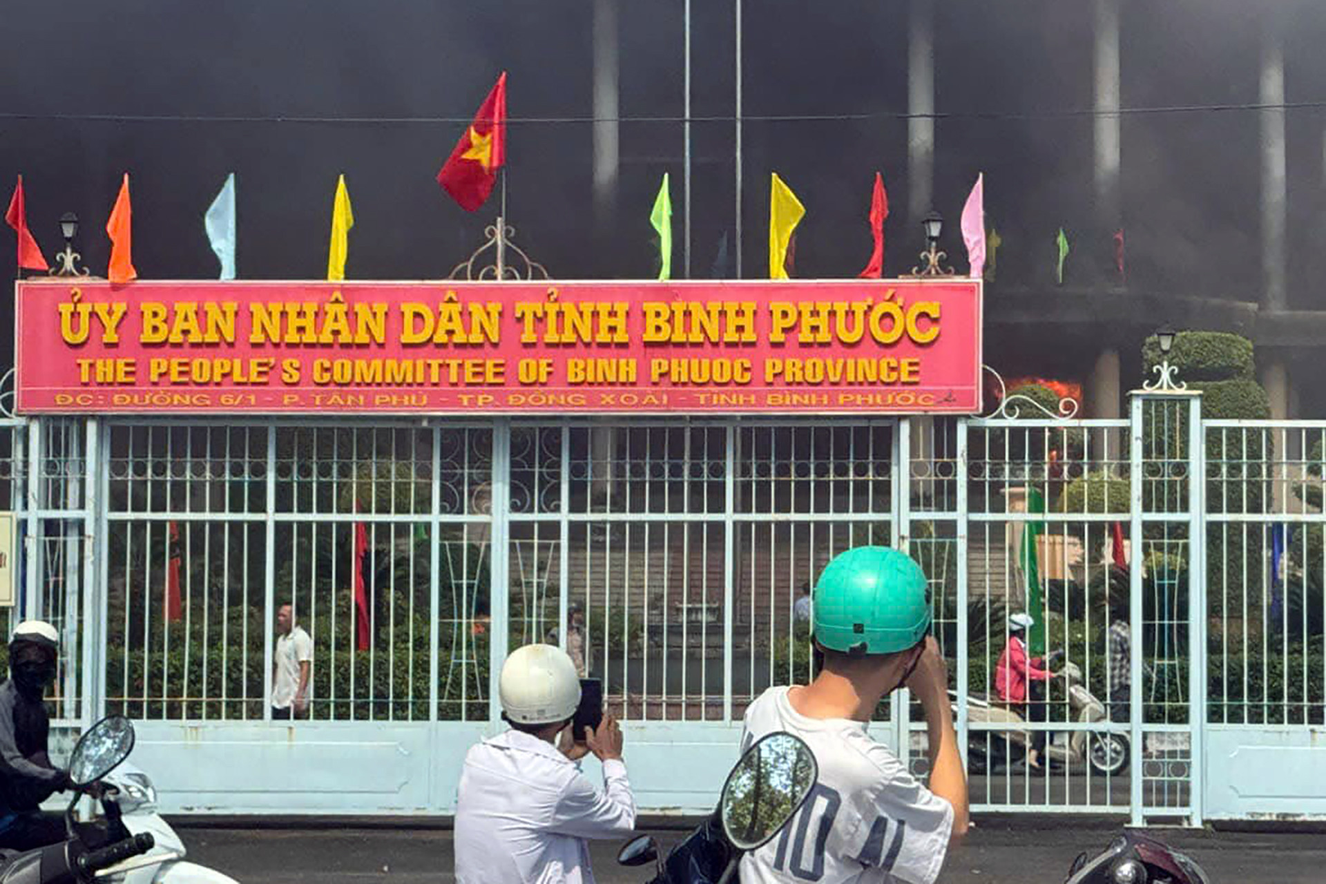 Hiện trường trụ sở UBND tỉnh Bình Phước bốc cháy. Ảnh: A.X