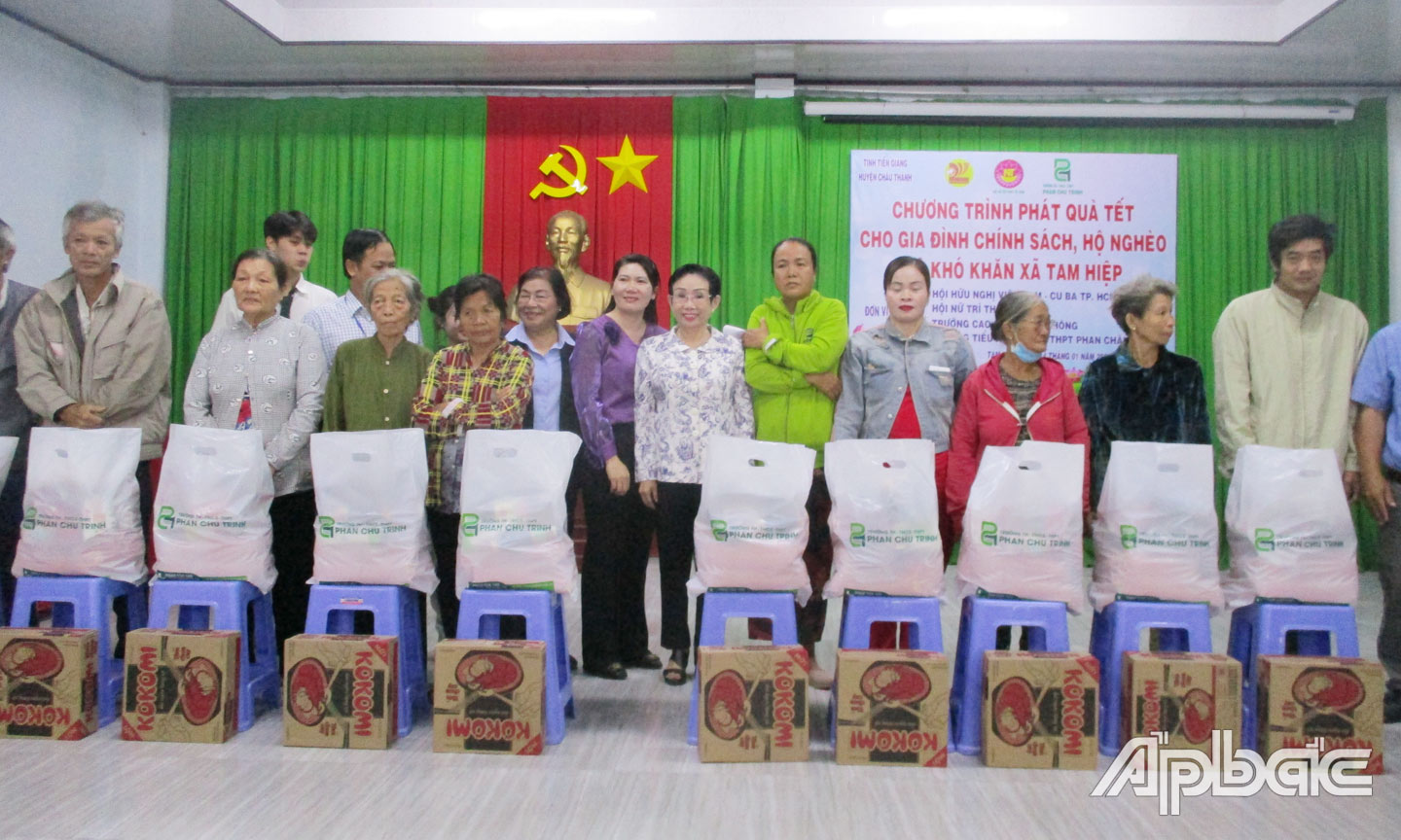 Quang cảnh phát quà tết taị xã Tam Hiệp.