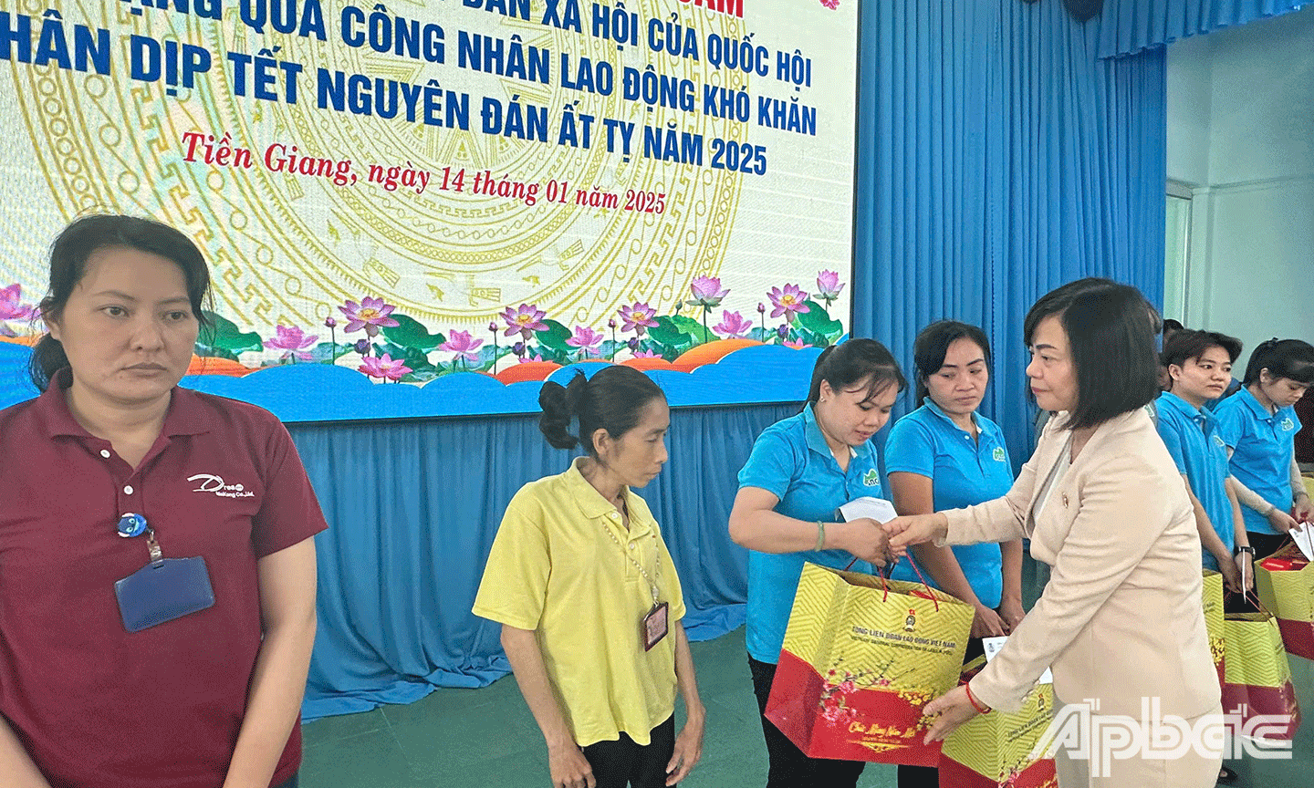 Đồng chí Nguyễn Thanh Cầm tặng quà cho đoàn viên, công nhân lao động 