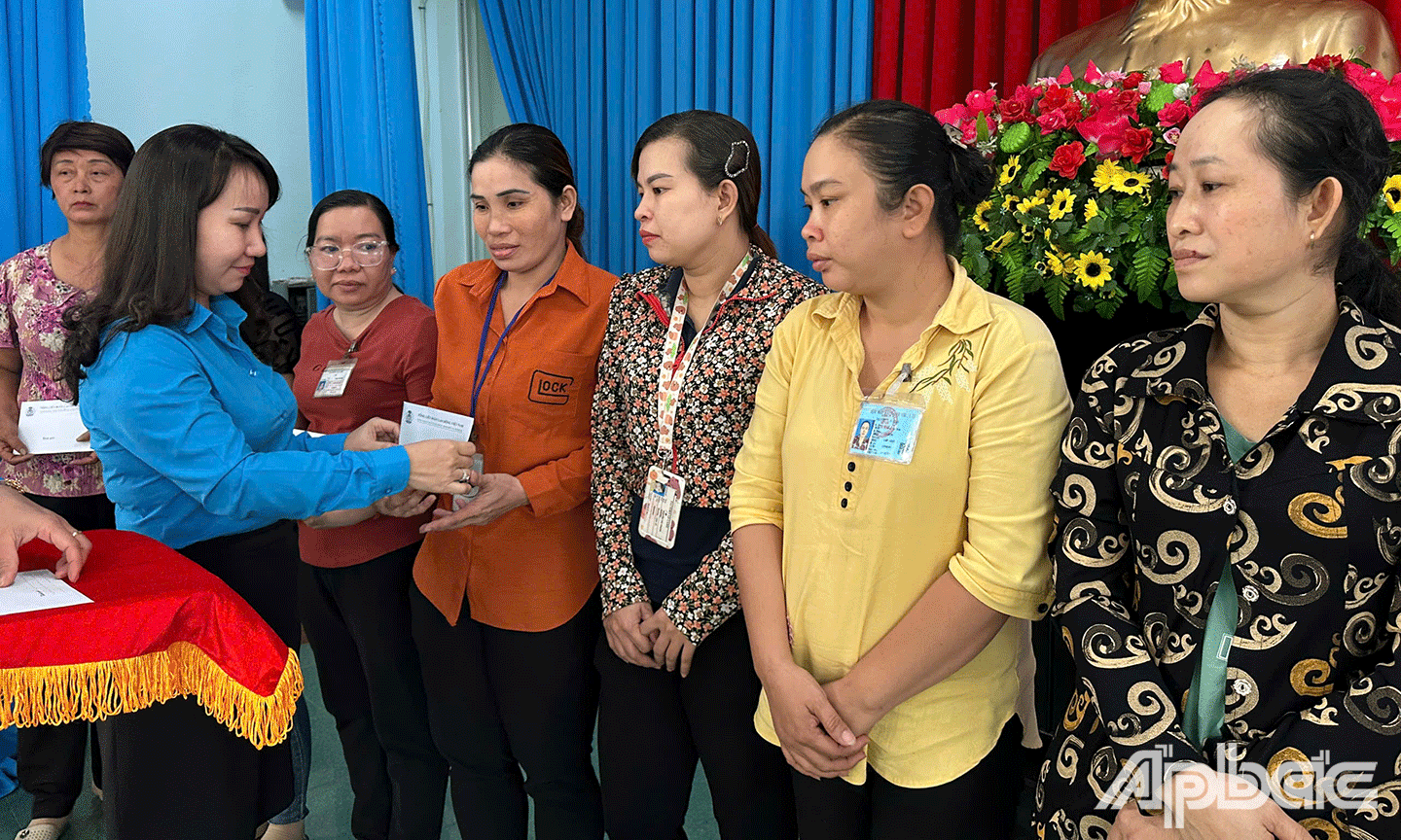 Đồng chí Nguyễn Thị Thuỳ Trang tặng quà cho 