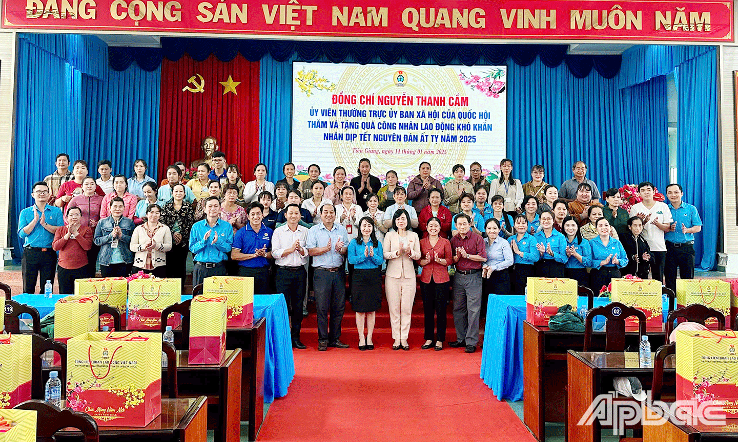 Công nhân lao động nhận quà tết trong chương trình