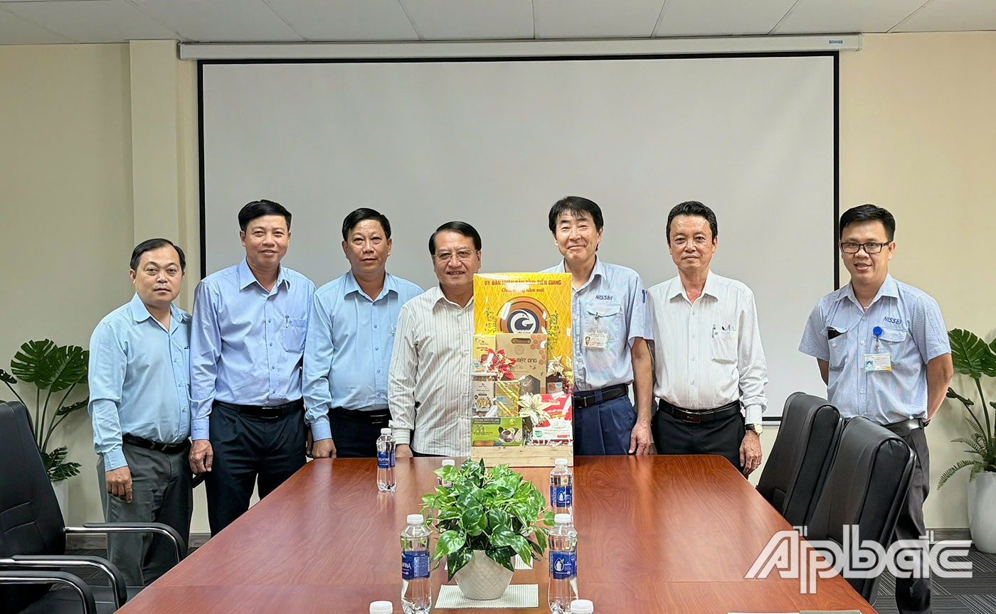 Đồng chí Phạm Văn Trọng thăm, tặng quà Công ty TNHH Nissei Electric My Tho.