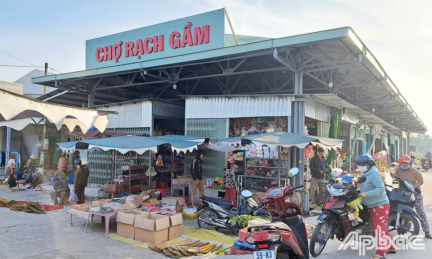 Tiểu thương buôn bán tại chợ Rạch Gầm 