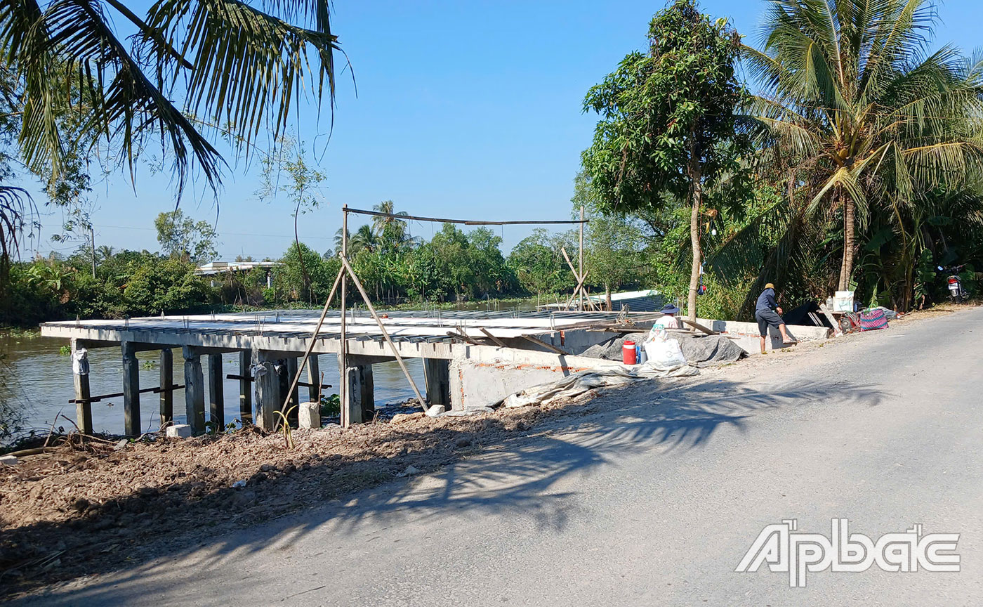 Huyện Cái Bè đang tập trung xử lý, ngăn chặn lý tình trạng xây dựng công trình, nhà ở lấn chiếm hành lang đường bộ, đường thuỷ.