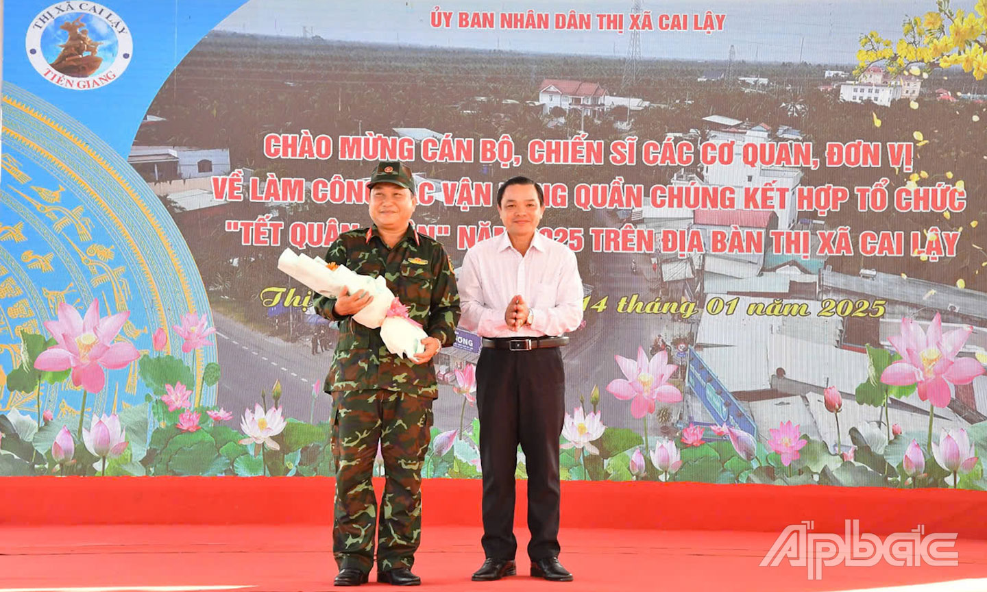 Đồng chí Phạm Văn Vạn, Phó Bí thư Thường trực Thị ủy Cai Lậy tặng hoa cho lực lượng tham gia hoạt động “Tết Quân - Dân”.