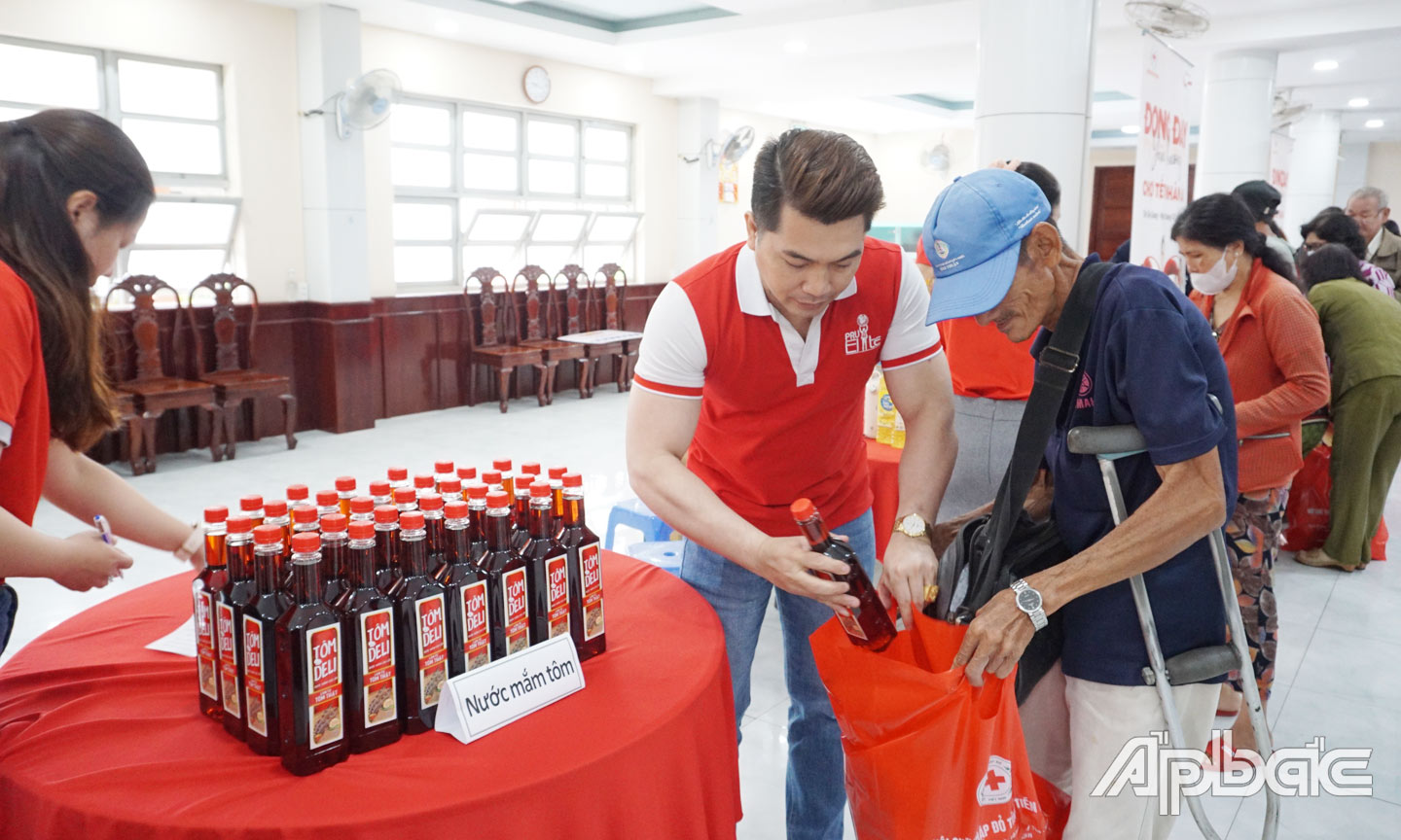 Trao quà cho người dân có hoàn cảnh khó khăn tại Chương trình “Chợ Tết nhấn ái” Xuân Ất Tỵ 2025. 