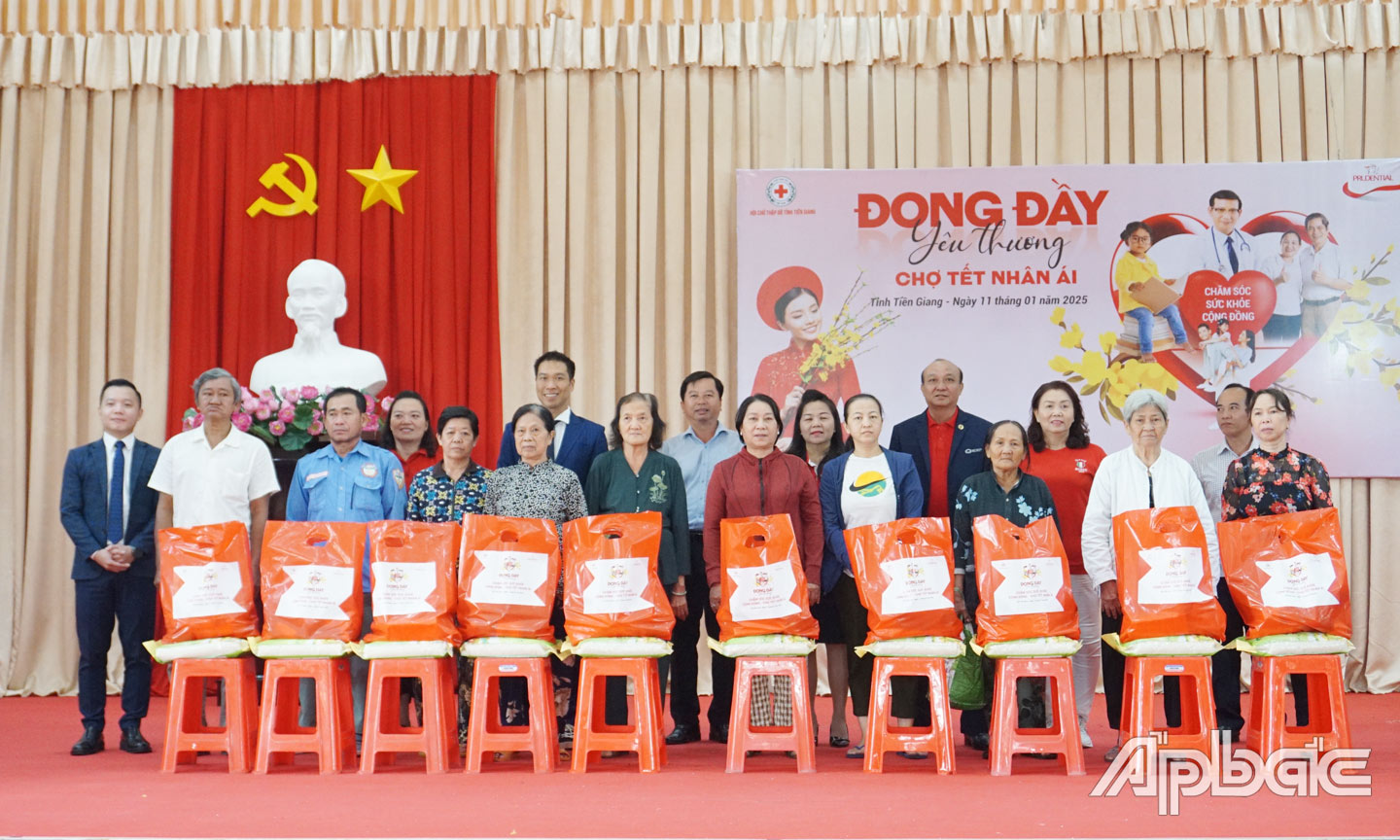 Đại diện Công ty TNHH Bảo hiểm Nhân thọ Prudential Việt Nam cùng Hội CTĐ tỉnh tặng quà cho người dân có hoàn cảnh khó khăn.