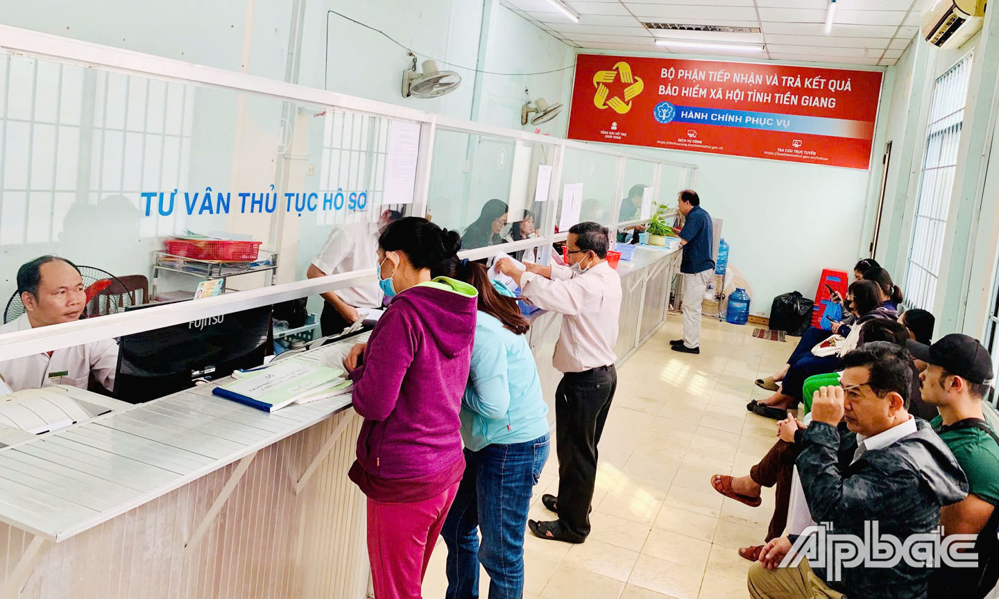 Người lao động nộp hồ sơ hưởng trợ cấp BHXH một lần. 