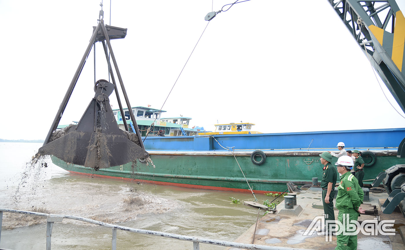 Nghi thức khởi công khai thác cát.