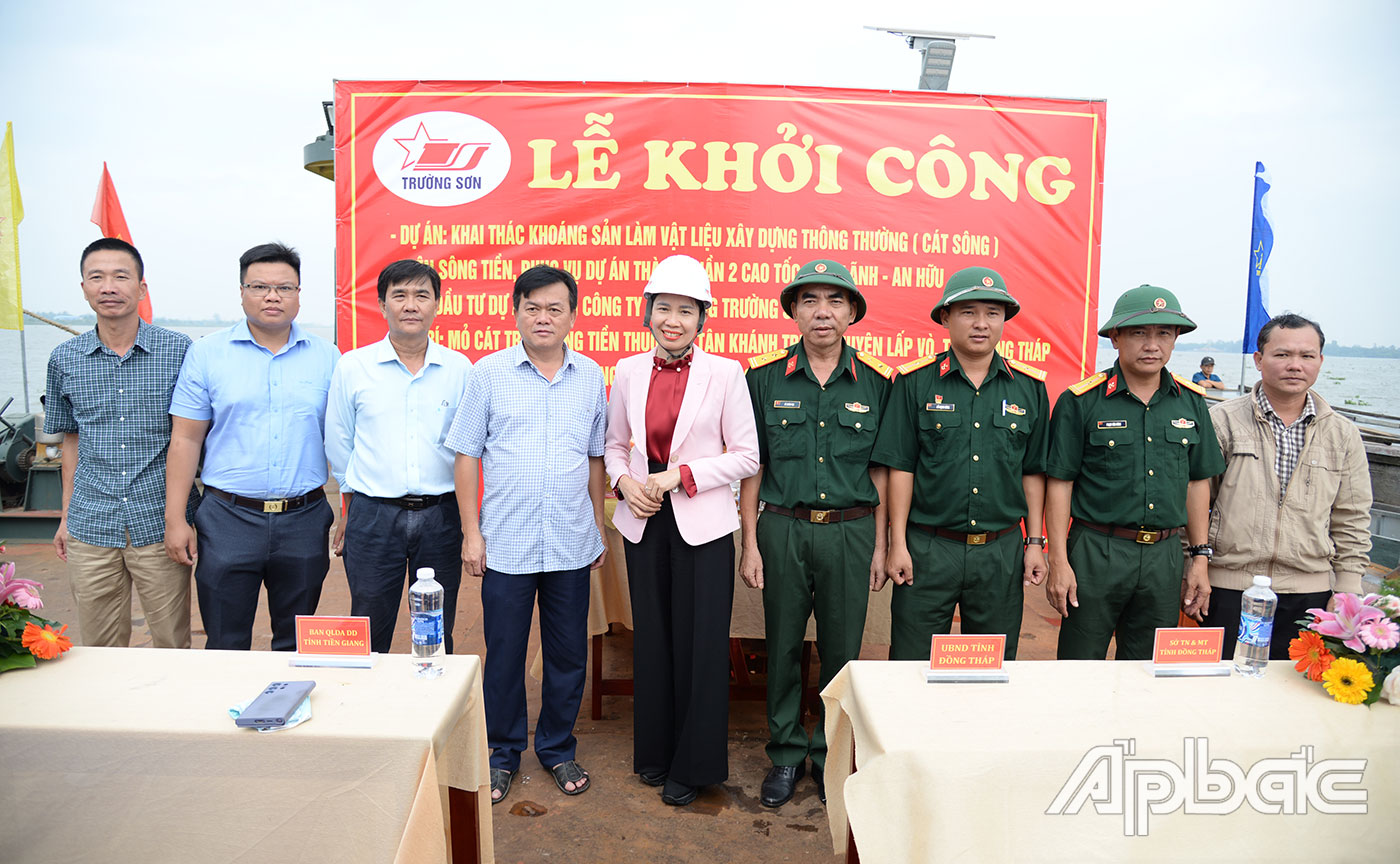 Các đại biểu chụp ảnh lưu niệm.