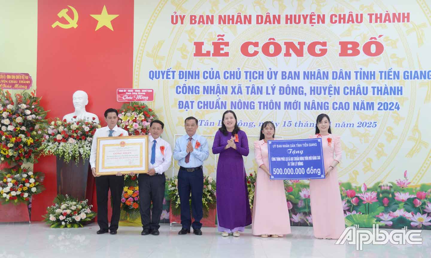 đồng chí Trần Hữu Phong, Tỉnh ủy viên, Bí thư Huyện ủy Châu Thành và đồng chí Trần Thị Bé Bảy, Phó Giám đốc Sở Nông nghiệp và Phát triển nông thôn trao bằng công nhận xã đạt chuẩn NTM nâng cao và bảng tượng trưng công trình phúc lợi trị giá 500 triệu đồng cho xã Tân Lý Đông.