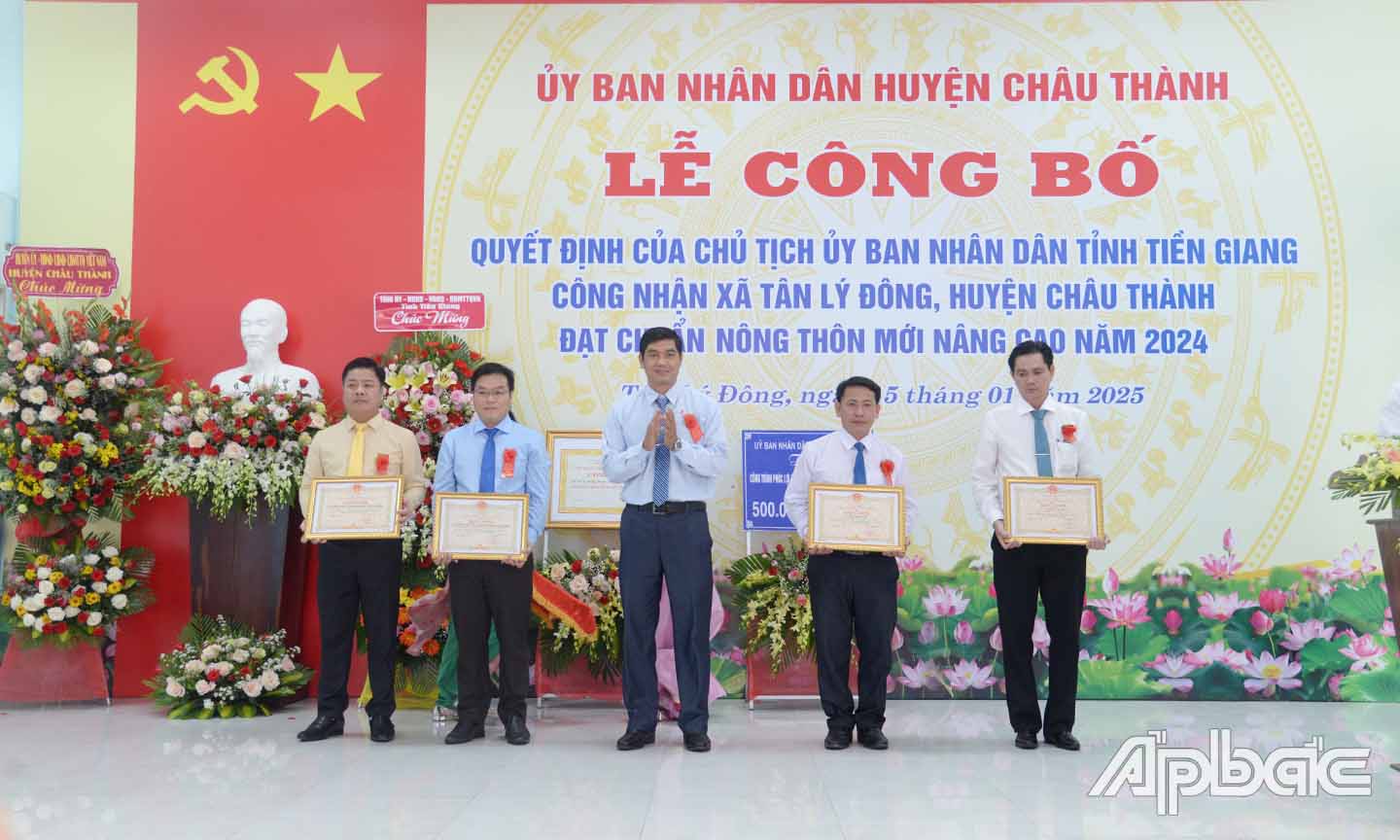 Đồng chí Phạm Công Hùng, Giám đốc Sở Tư pháp trao bằng khen của UBND tỉnh cho các cá nhân, tập thể có thành tích xuất sắc trong xây dựng xã Tân Lý Đông đạt chuẩn NTM nâng cao.