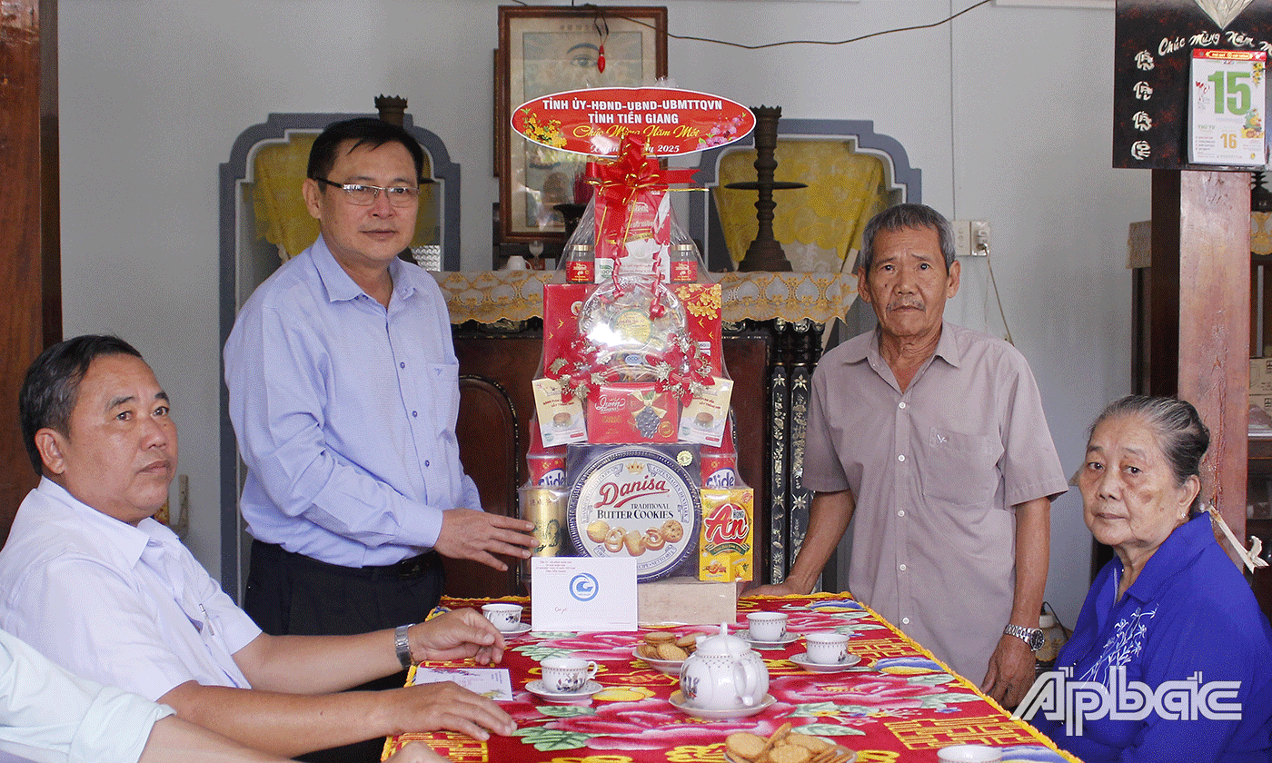 Đoàn đến thăm, tặng quà gia đình bà Trần Thị Tốt, sinh năm 1925 (mẹ Liệt sĩ Huỳnh Văn Tấn), ấp Hòa Lạc Trung, xã Hòa Định.