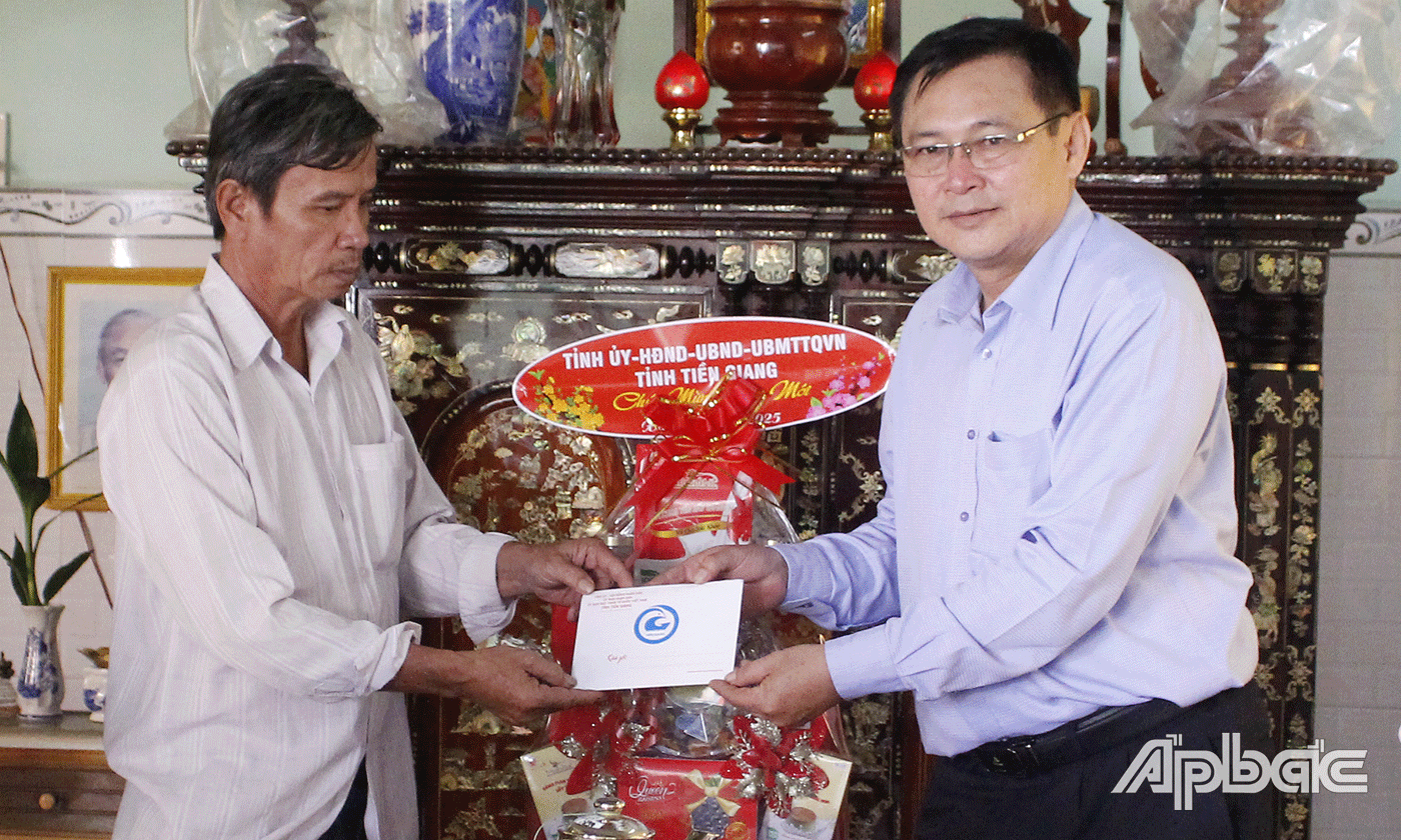 Đoàn đến thăm, tặng quà gia đình bà Trần Thị Tốt, sinh năm 1925 (mẹ Liệt sĩ Huỳnh Văn Tấn), ấp Hòa Lạc Trung, xã Hòa Định.