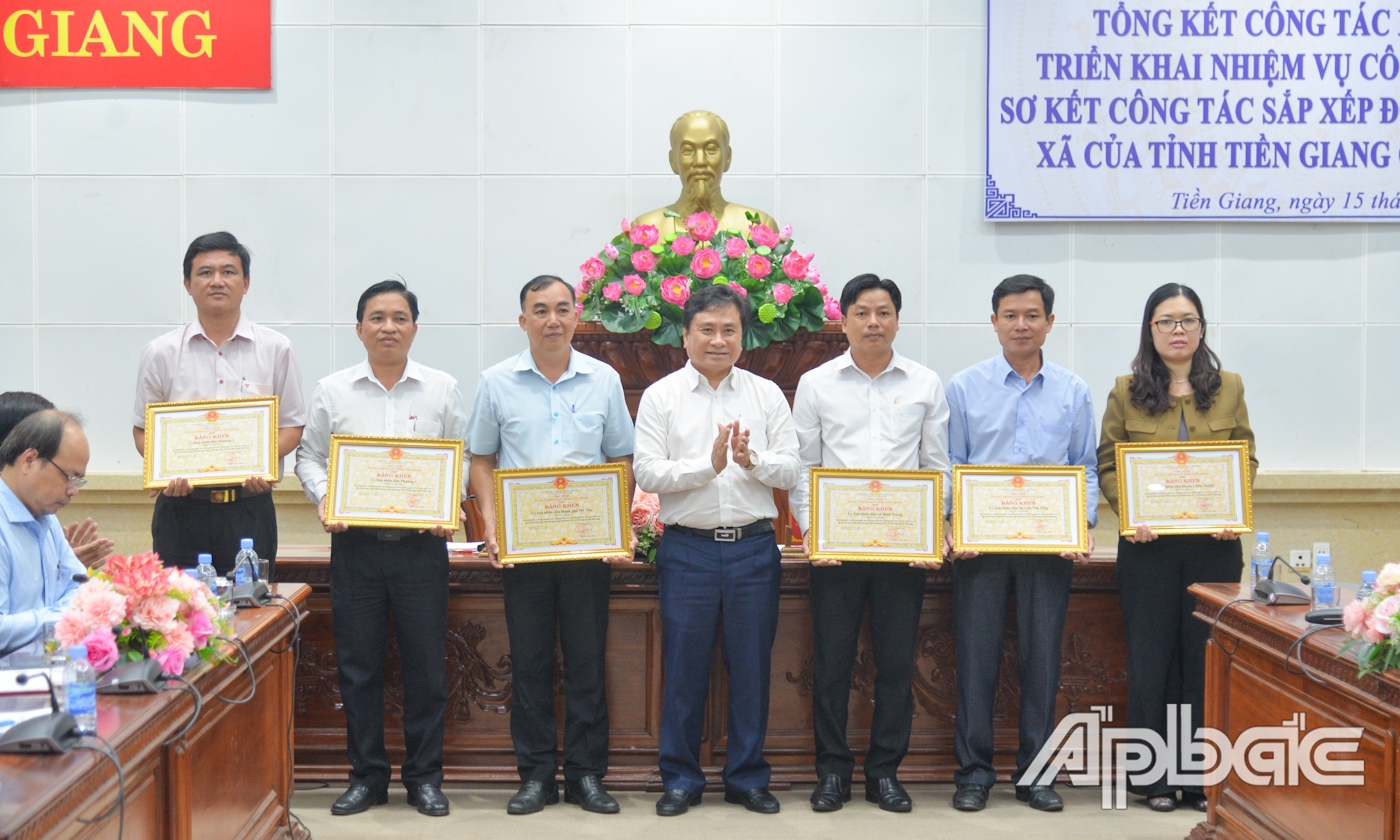 Đồng chí Trần Văn Dũng trao Bằng khen UBND tỉnh cho các tập thể.