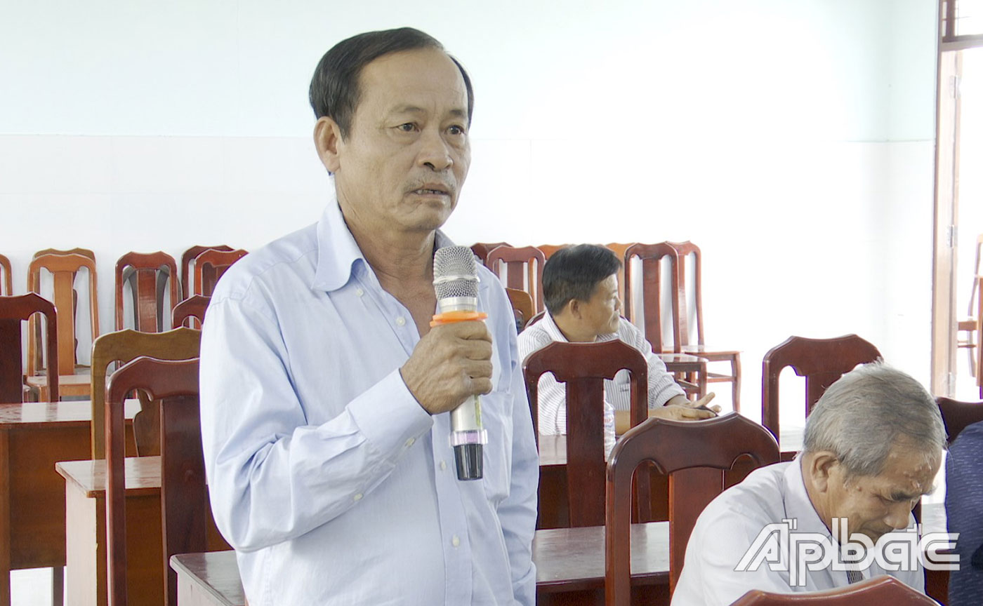 Cử tri phát biểu ý kiến tại buổi tiếp xúc.