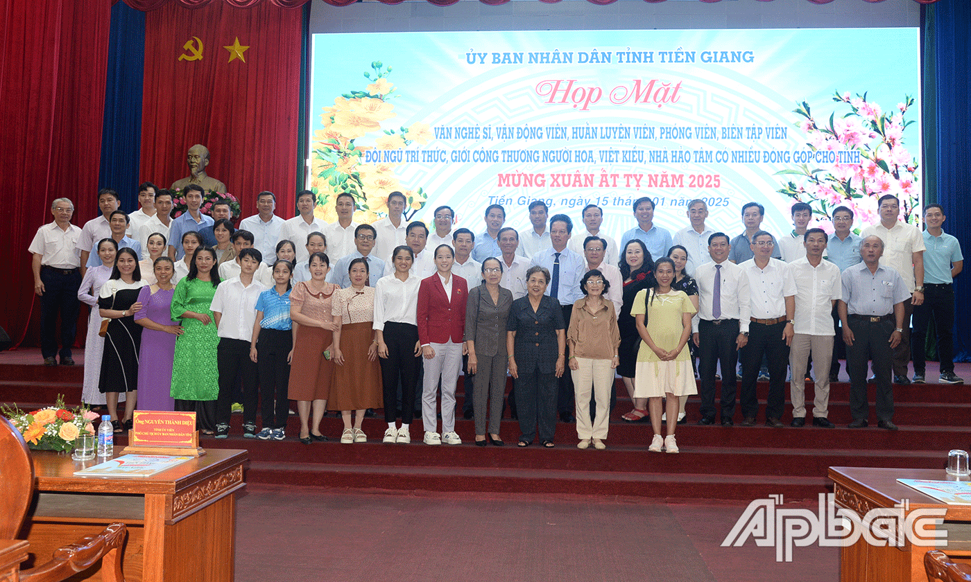 Đại biểu dự họp mặt.