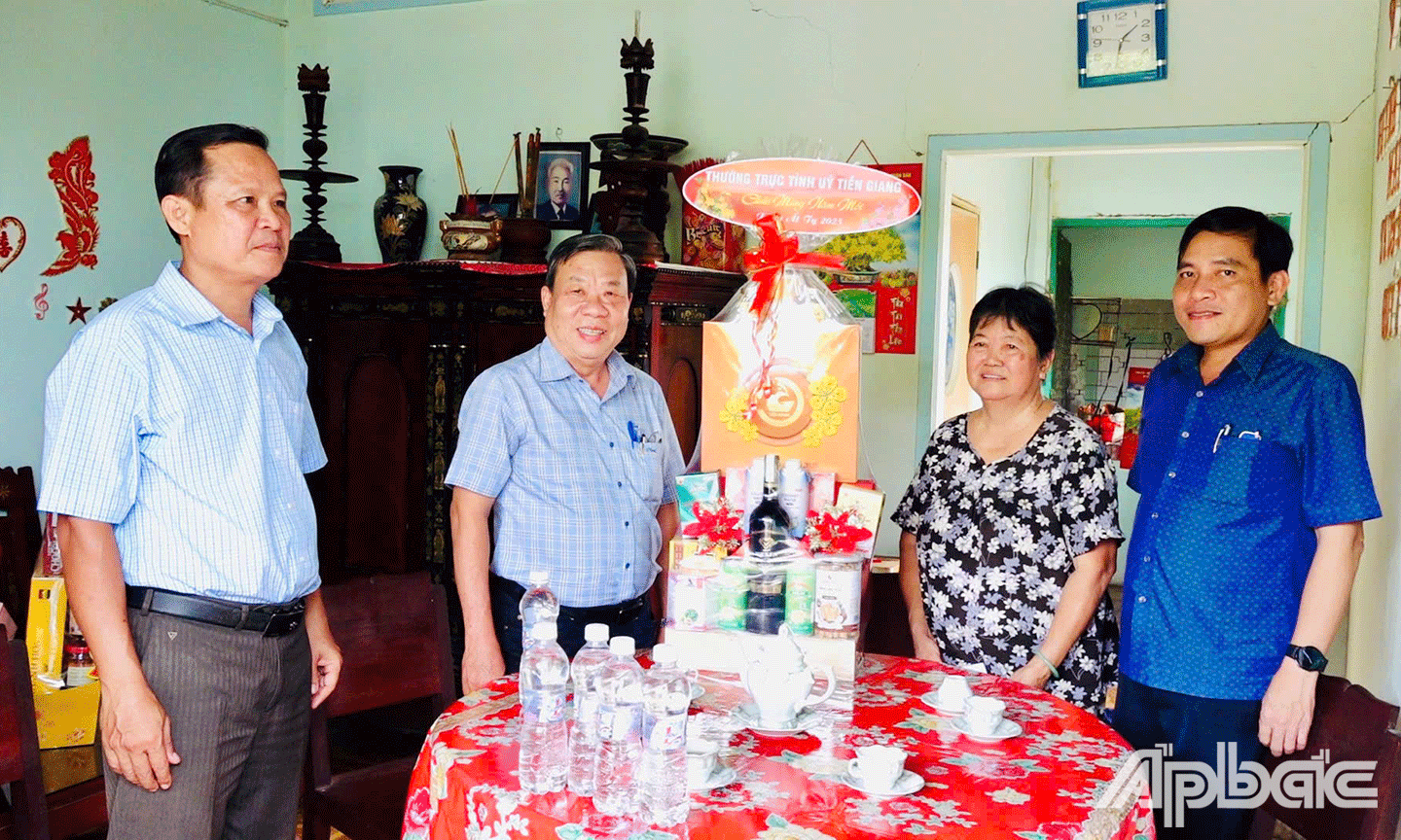 Đồng chí Nguyễn Ngọc Trầm thăm tặng quà gia đình chính sách Nguyễn Văn Côn