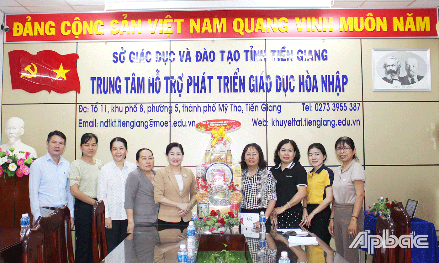 Đoàn cũng đã đến thăm, chúc Tết đơn vị Trung tâm hỗ trợ phát triển giáo dục hòa nhập Tiền Giang. 
