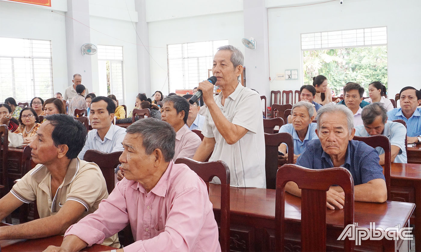 Cử tri tại xã Mỹ Lợi A, huyện Cái Bè phát biểu tại buổi tiếp xúc.