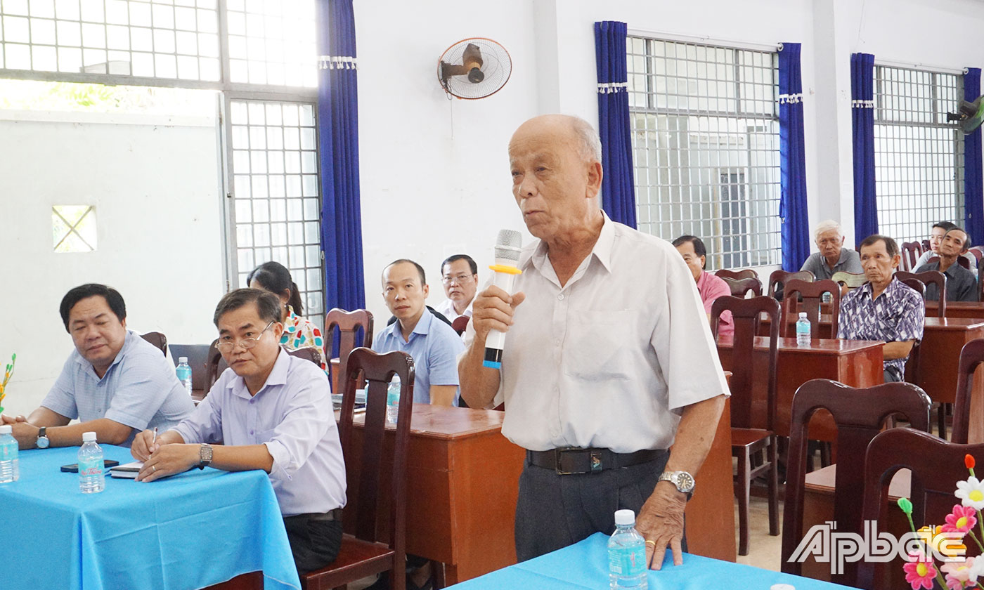 Cử tri xã Mỹ Đức Tây, huyện Cái Bè phát biểu tại buổi tiếp xúc.