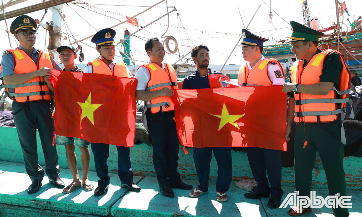 Tặng quà và cờ tổ quốc.
