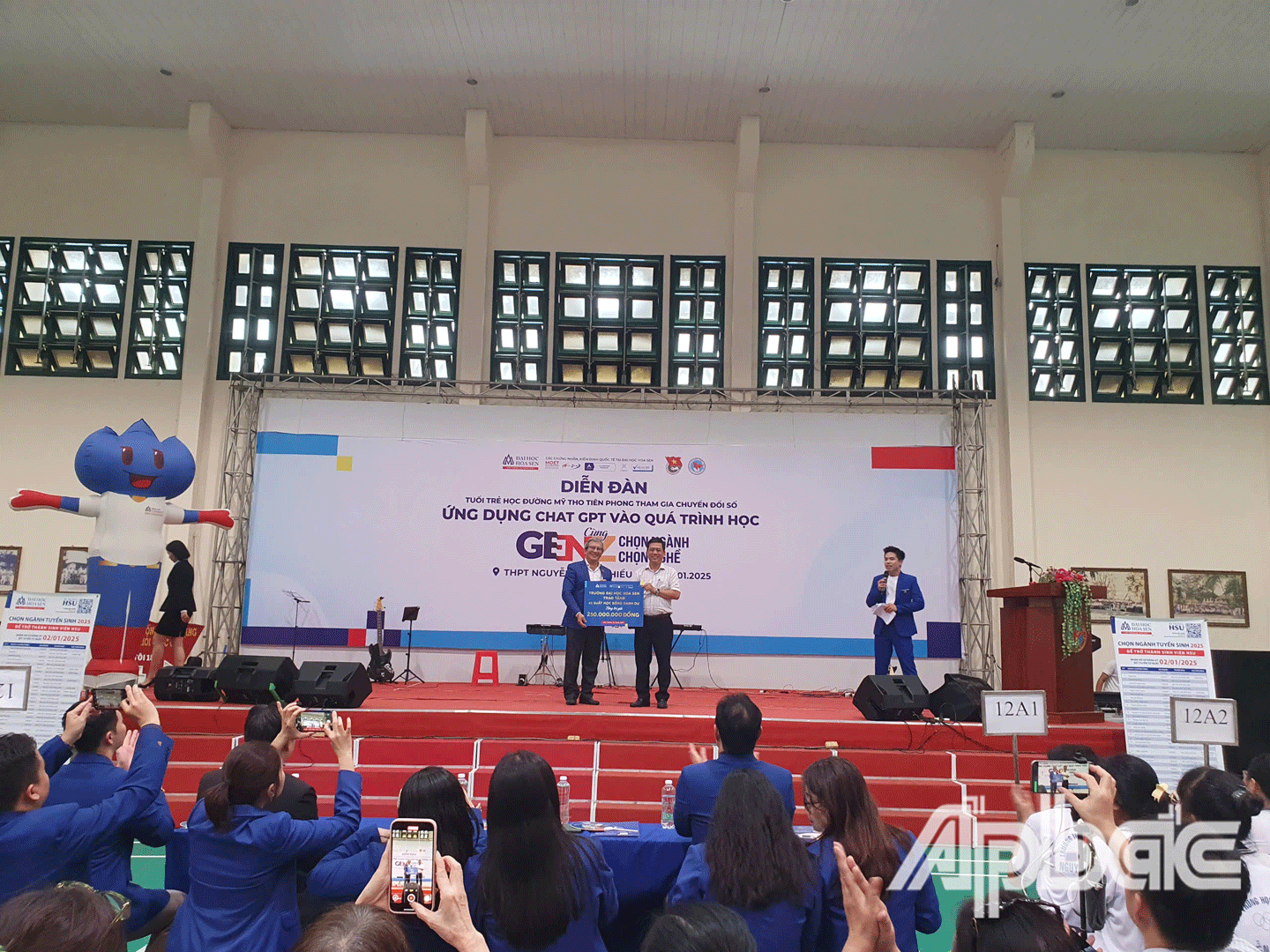 Trường Đại học Hoa Sen trao học bổng cho đại diện Trường THPT Nguyễn Đình Chiểu. 