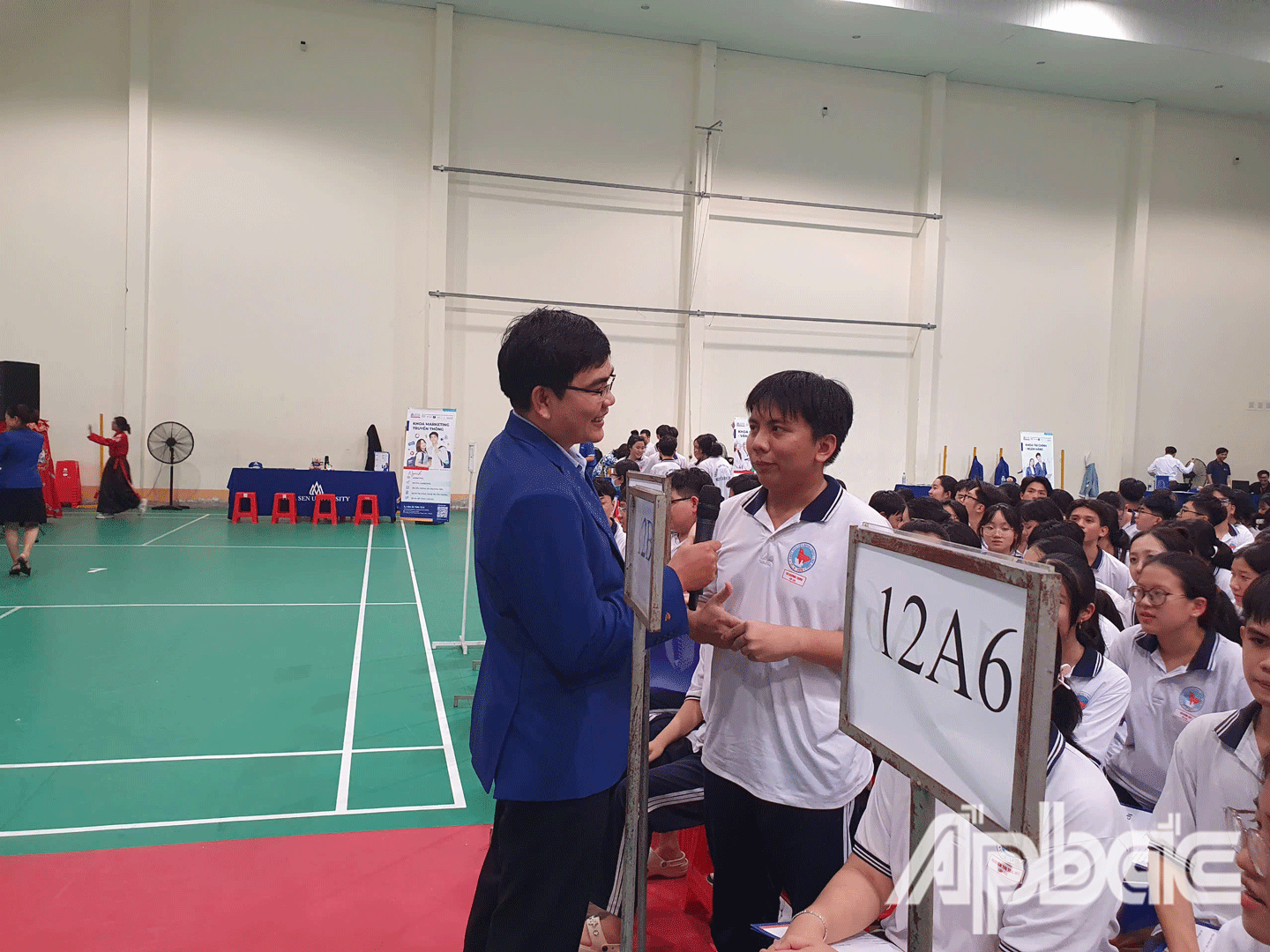 Diễn giả trao đổi với học sinh Trường THPT Nguyễn Đình Chiểu. 