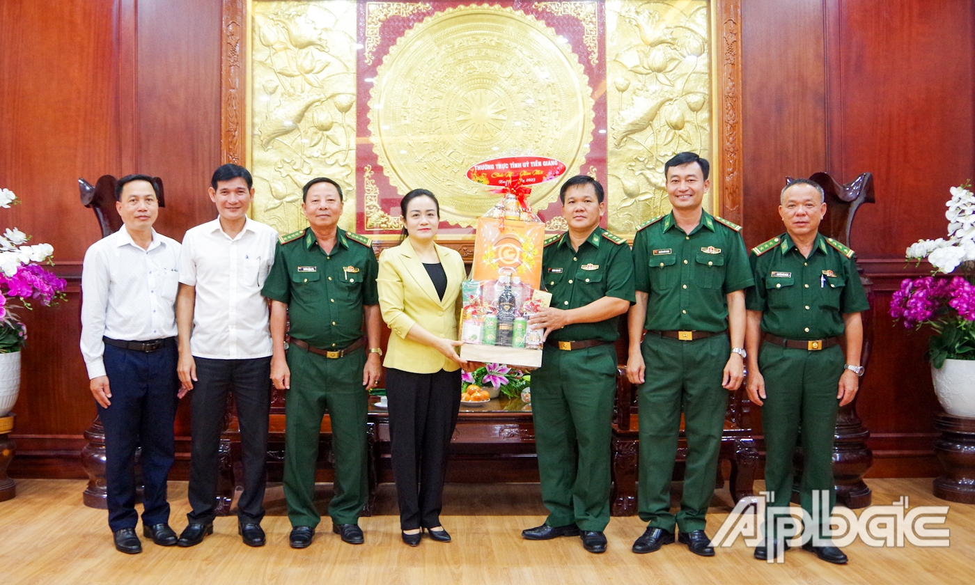 Đồng chí Nguyễn Hải Trâm, Phó Bí thư Thường trực Tỉnh ủy Tiền Giang thăm hỏi, chúc Tết cán bộ, chiến sĩ BĐBP tỉnh.