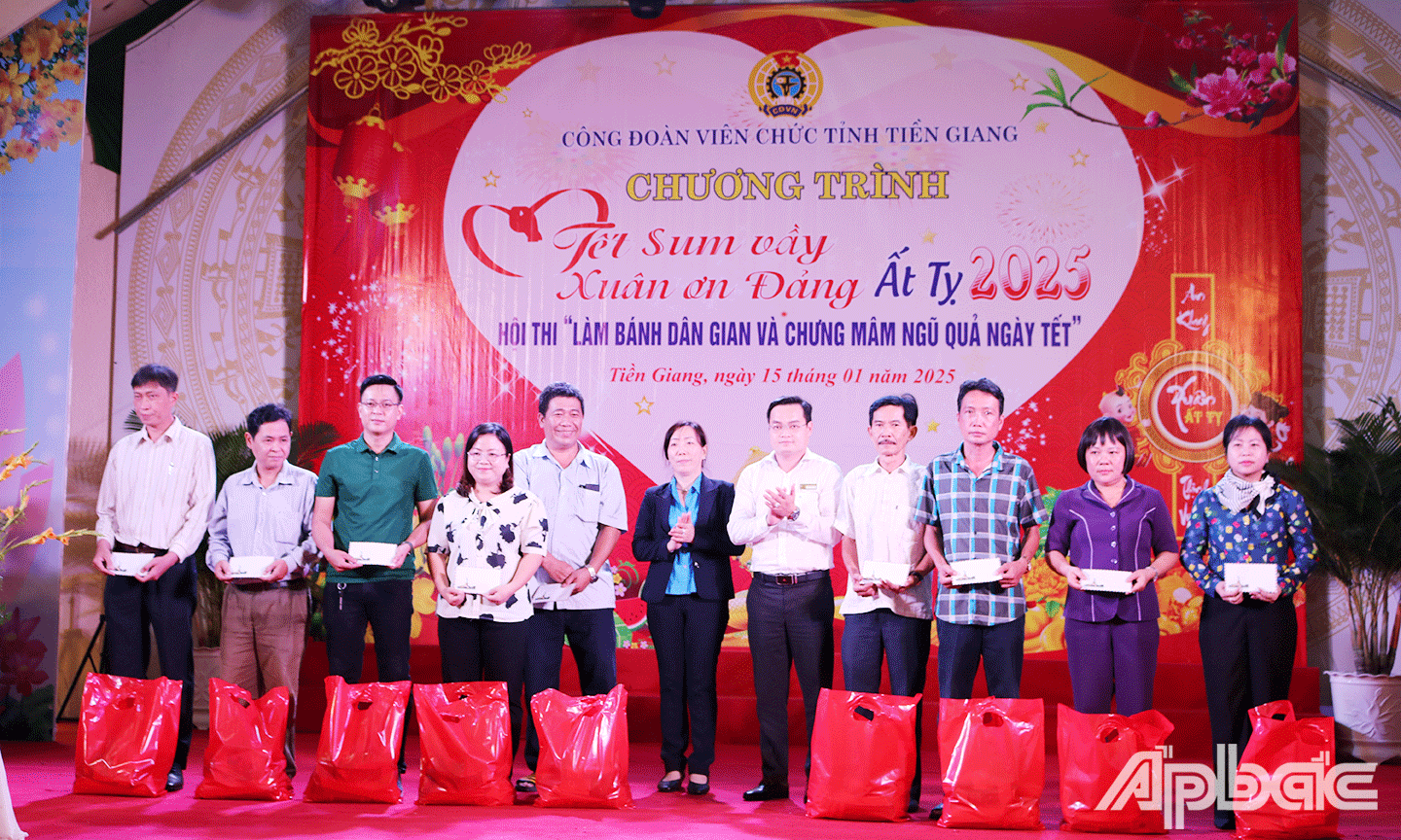 Công đoàn Viên chức tỉnh Tiền Giang đã tổ chức trao tặng quà Tết và trợ cấp cho 30 đoàn viên có hoàn cảnh khó khăn