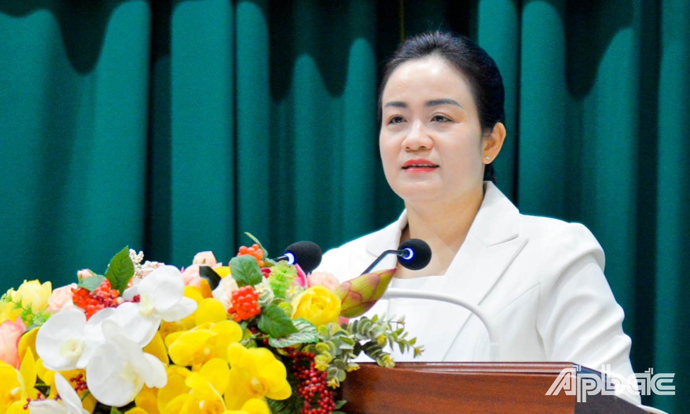 Đồng chí Nguyễn Hải Trâm, Phó Bí thư Thường trực Tỉnh ủy, Phó Trưởng Ban Chỉ đạo tỉnh về PCTNTC phát biểu tại hội nghị.