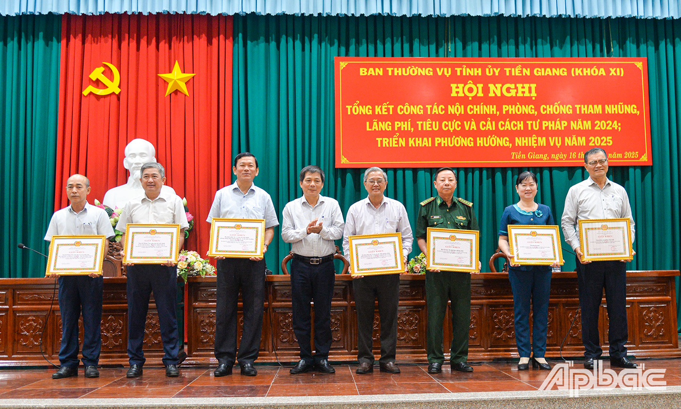 Phó Trưởng Ban Nội chính Tỉnh ủy Trương Văn Chung trao Giấy khen cho các tập thể.