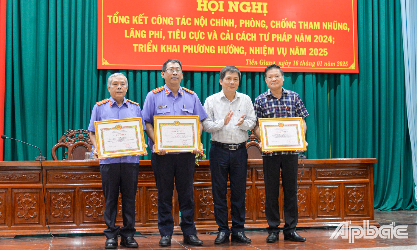 Phó Trưởng Ban Nội chính Tỉnh ủy Trương Văn Chung trao Giấy khen cho các cá nhân.