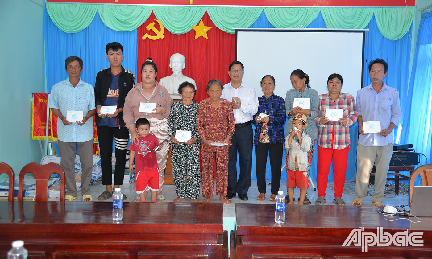 Đồng chí Trần Thanh Nguyên trao quà tết cho hộ nghèo tại xã Thành Công