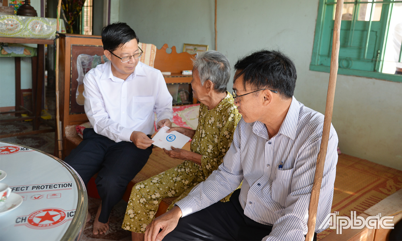 Đồng chí Trần Thanh Nguyên trao quà Bà Trần Thị Hạnh, vợ liệt sĩ, ấp Bình Hưng, xã Thành Công.