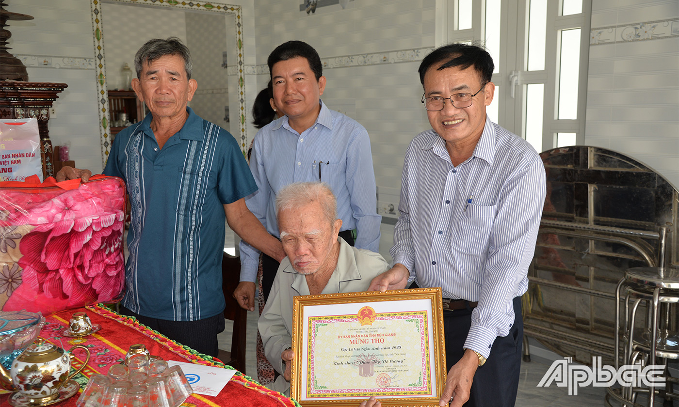 Lãnh đạo huyện Gò Công Tây trao quà mừng thọ ông Lê Văn Ngôn, cha LS, ấp Bình Nhựt, xã Thành Công (1935)