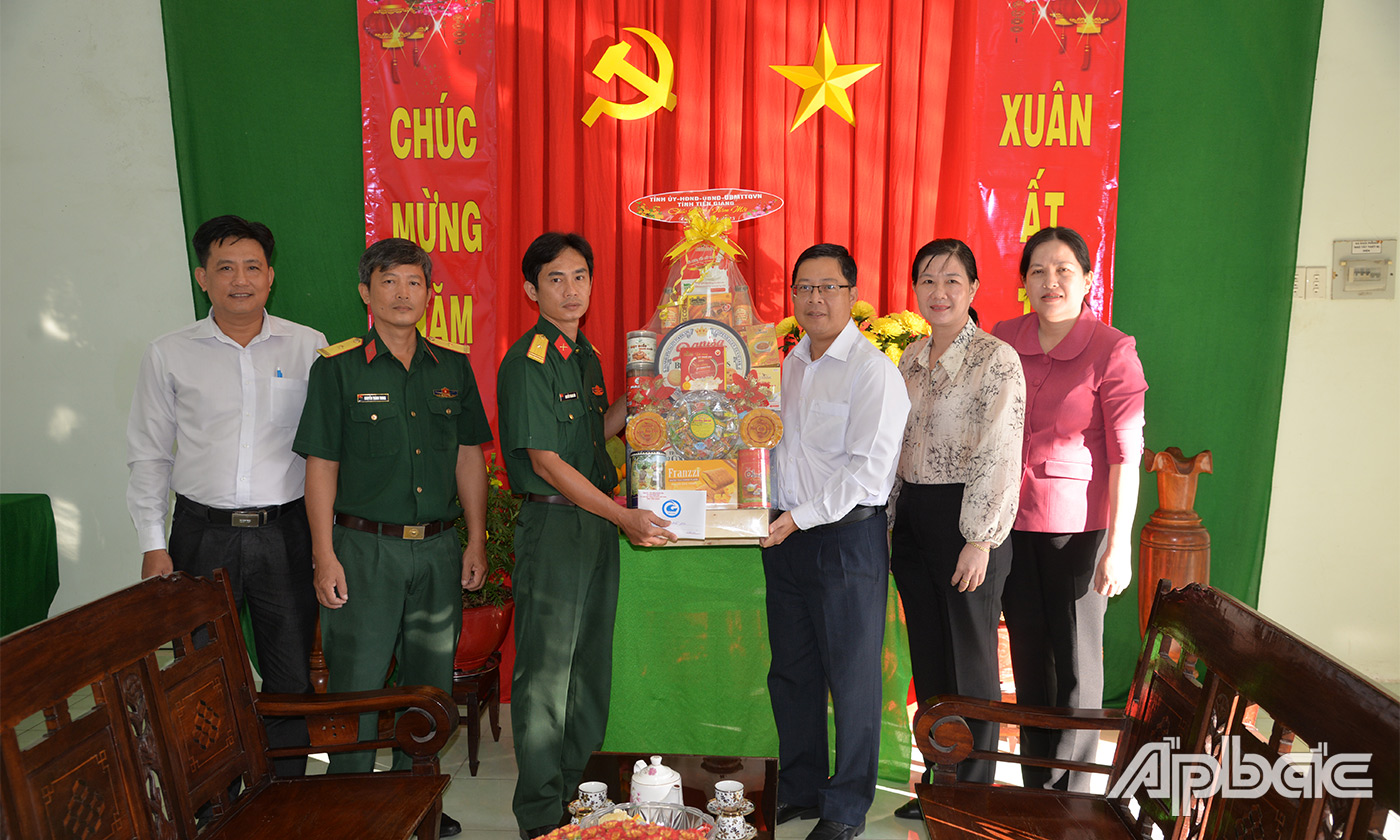 Đồng chí Trần Thanh Nguyên chúc tết Tiểu đoàn 2009