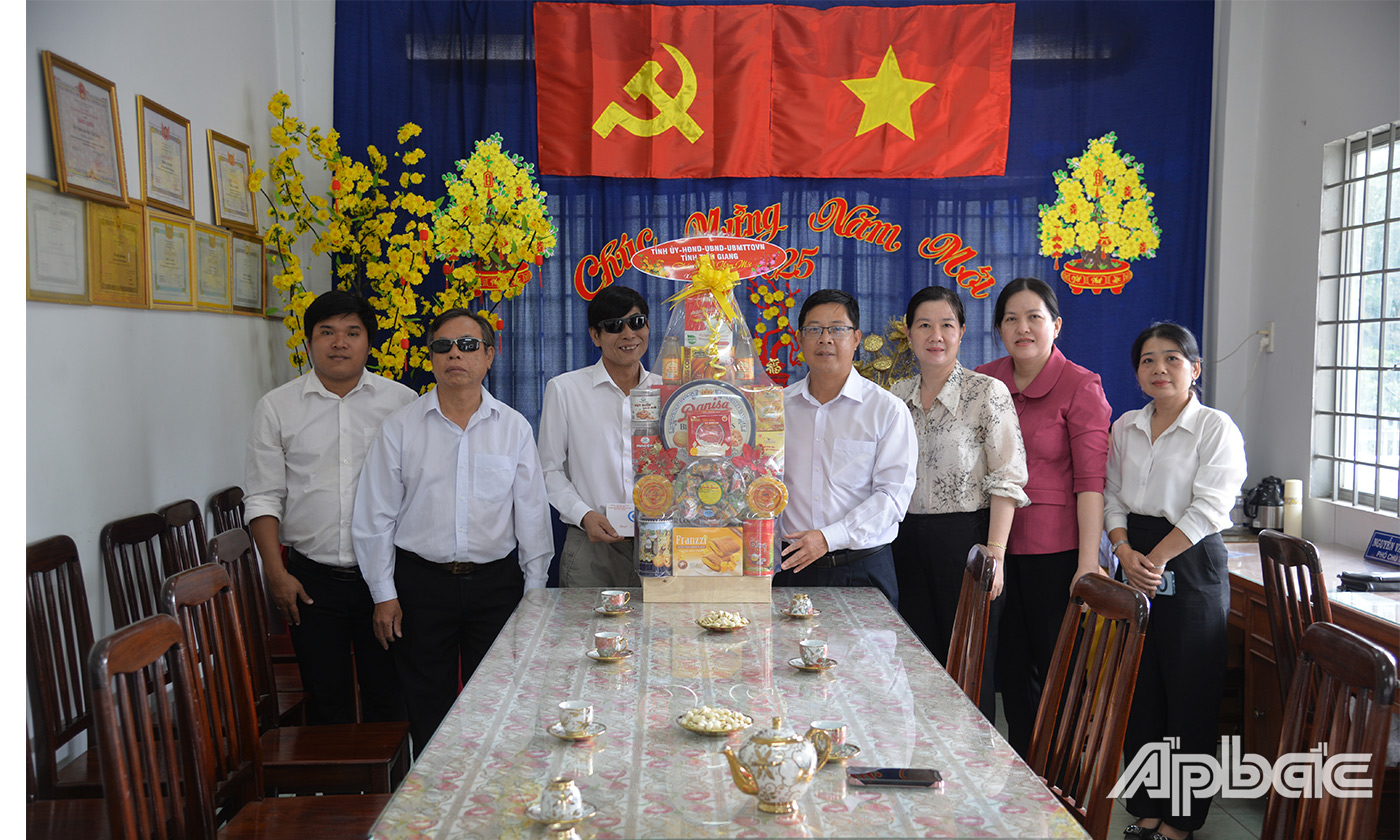 Đồng chí Trần Thanh Nguyên chúc tết Hội người mù tỉnh